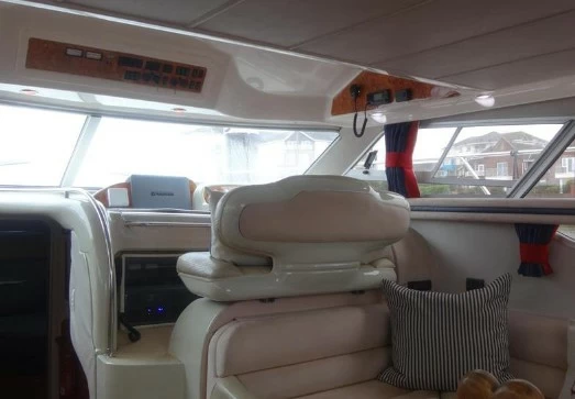 13米的西莱F43(Sealine)二手飞桥游艇价格13万英镑