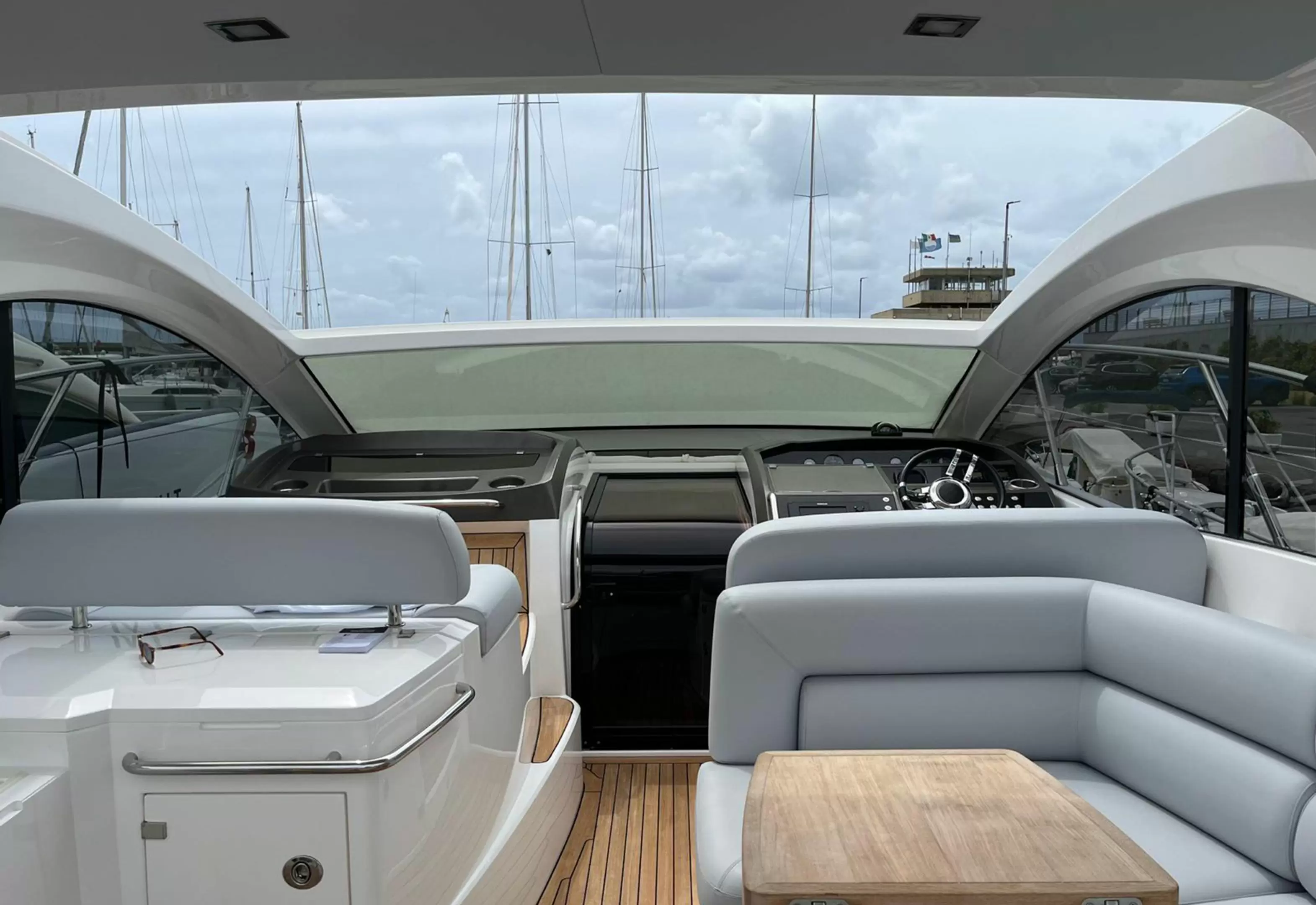 12米圣汐(Sunseeker)Portofino40运动游艇驾驶座