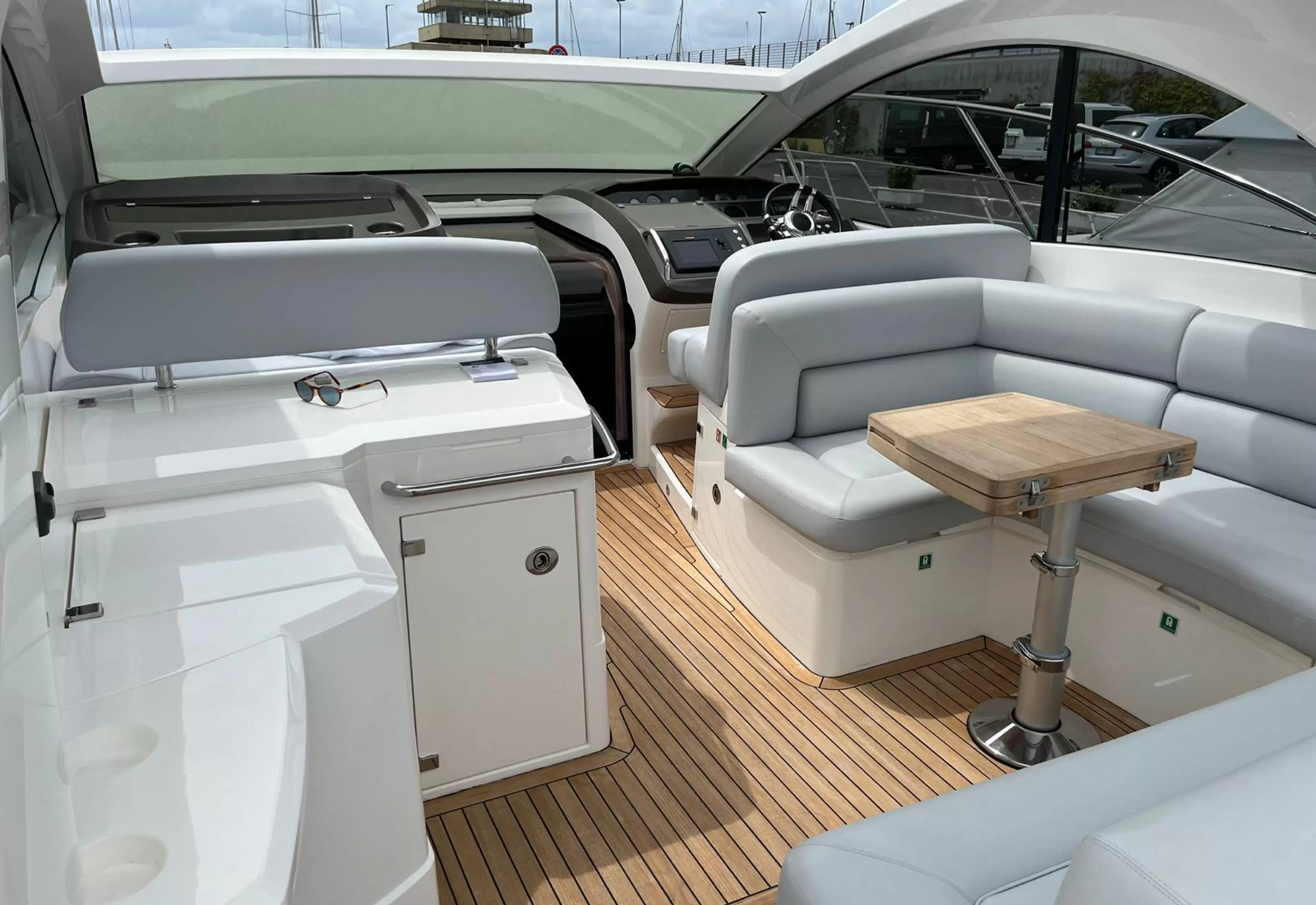 12米圣汐(Sunseeker)Portofino40运动游艇驾驶舱