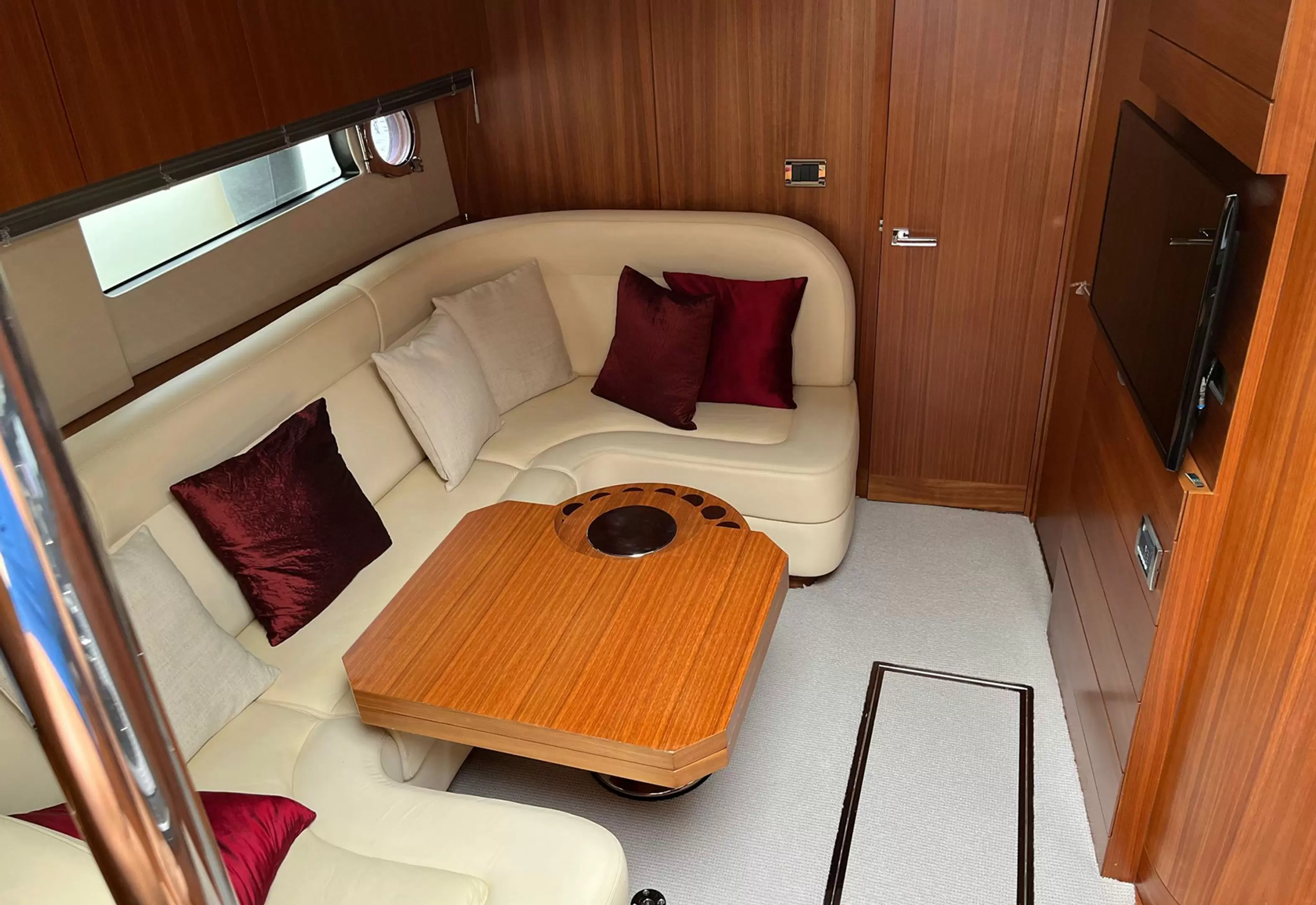 12米圣汐(Sunseeker)Portofino40运动游艇沙龙区
