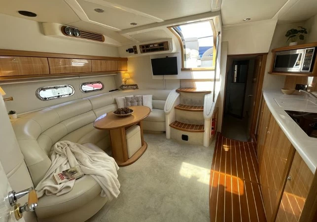 12米西莱(Sealine)S41二手运动游艇沙龙区
