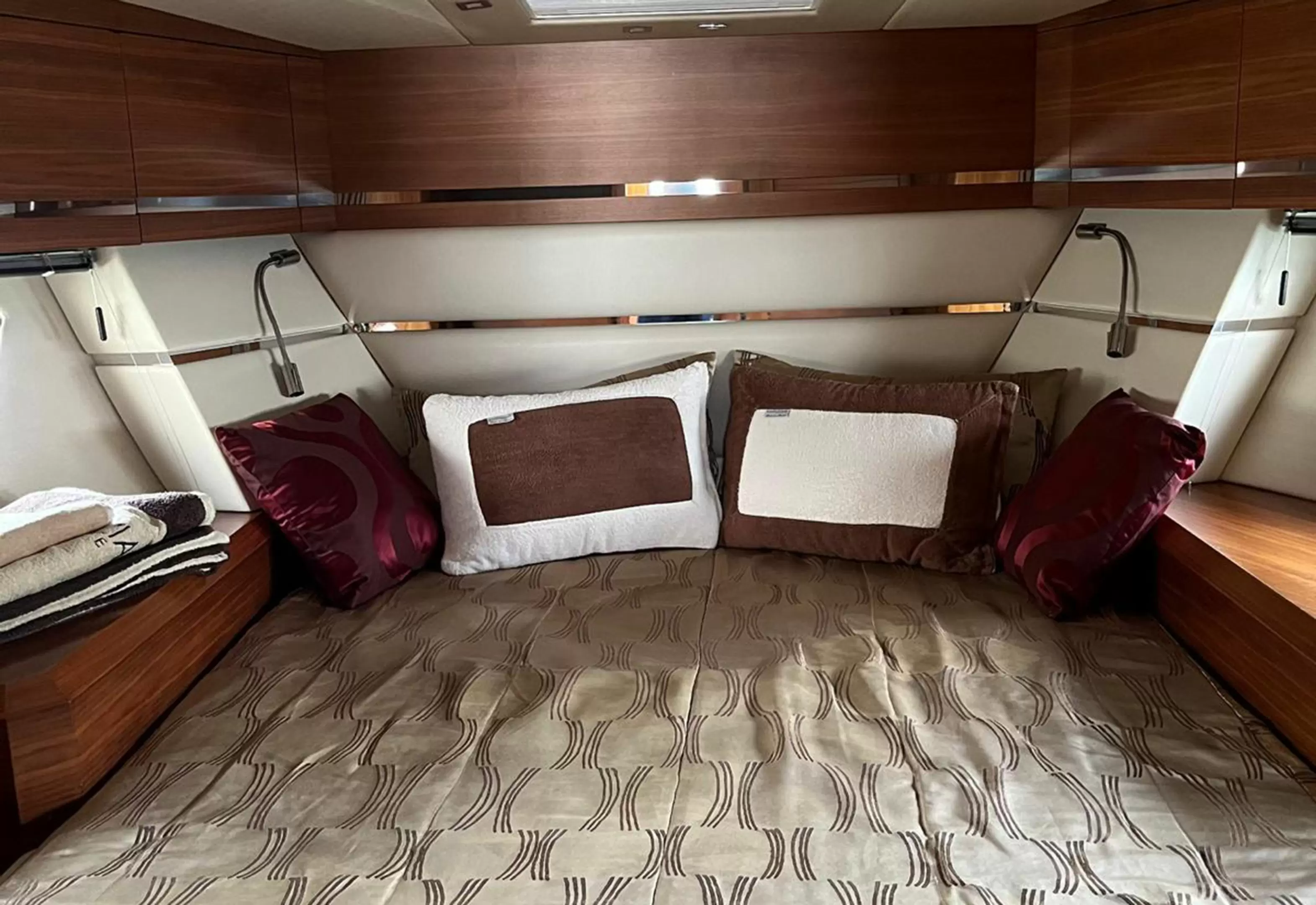12米圣汐(Sunseeker)Portofino40运动游艇客舱区