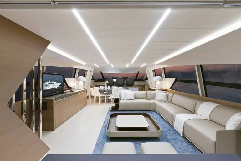 28米博星(Pershing)92豪华飞桥游艇沙龙区