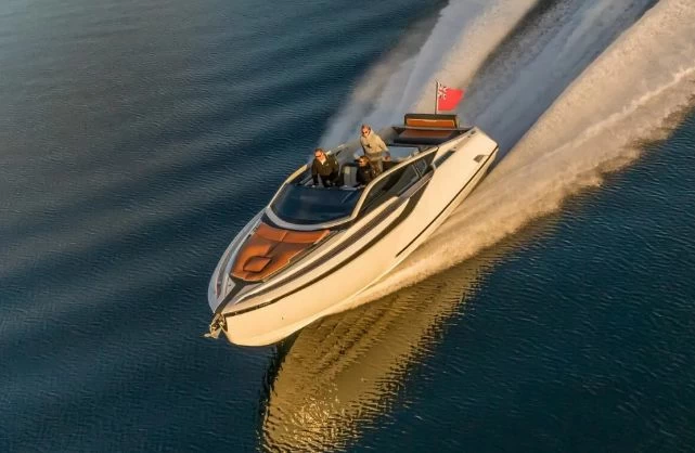 进口运动游艇买什么牌子：菲尔兰Fairline F//LINE 33