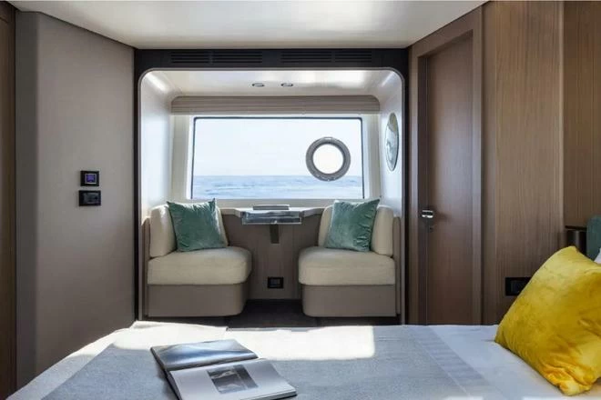 阿兹慕豪华游艇Azimut 72飞桥系列游艇主人舱