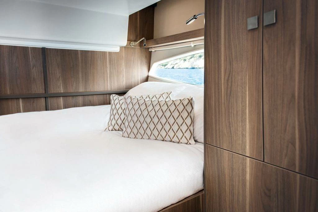 10米西莱(Sealine)S330运动游艇主人舱