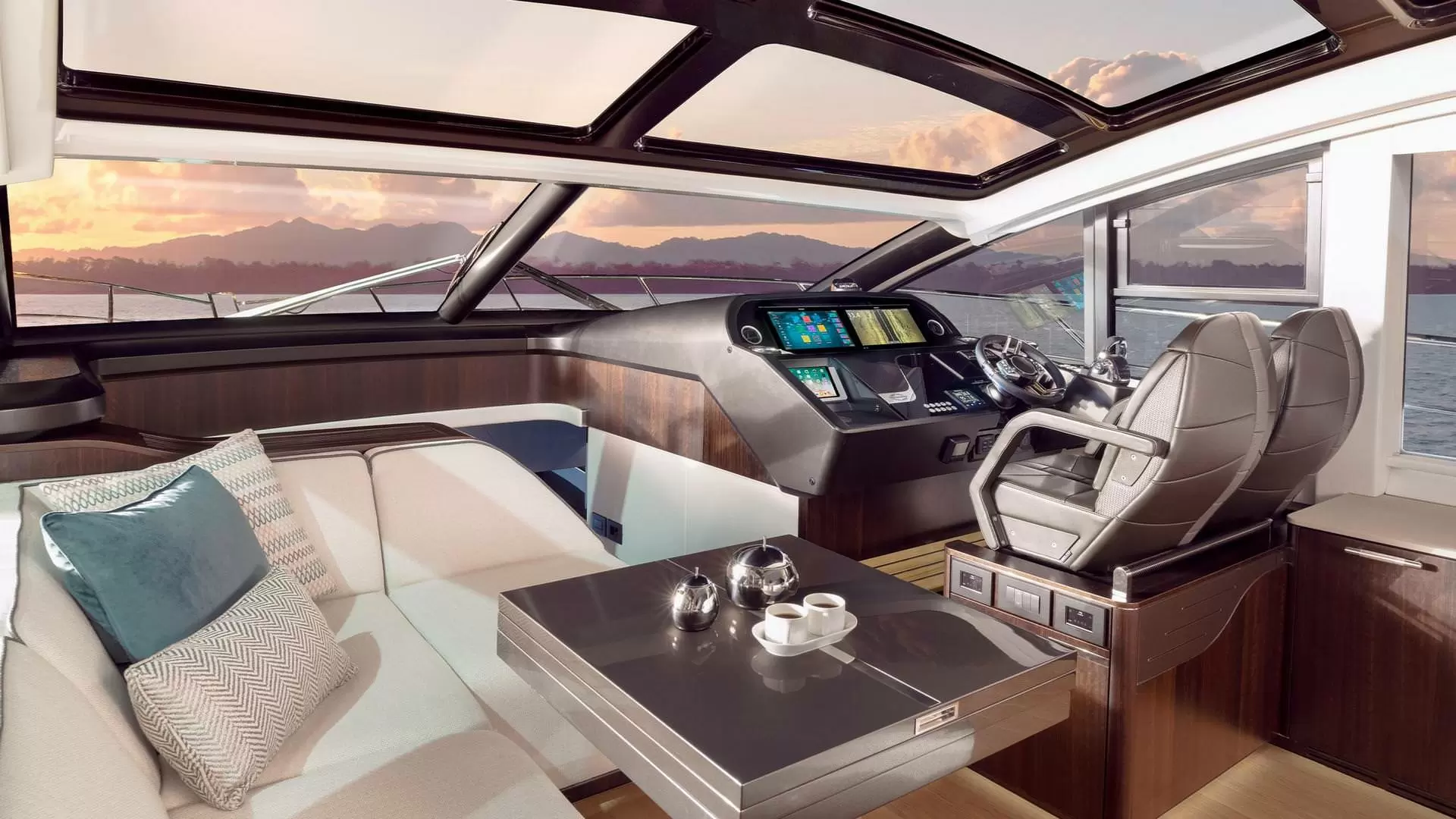 19米英国游艇圣汐(Sunseeker)Predator60运动游艇驾驶位