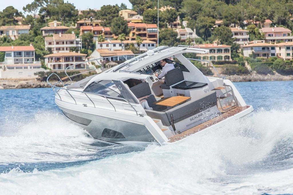 10米西莱(Sealine)S330运动游艇价格300万元左右