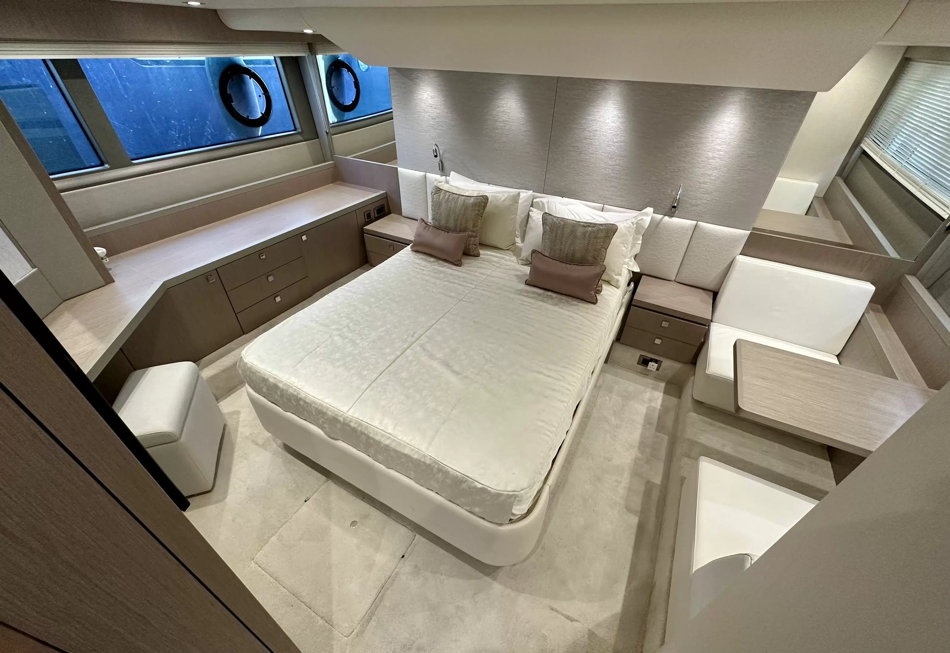 17米圣汐(Sunseeker)Manhattan52飞桥游艇客舱