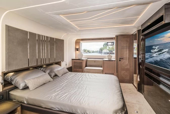 22米波兰游艇卡帝尔(Galeon)680飞桥游艇主卧室