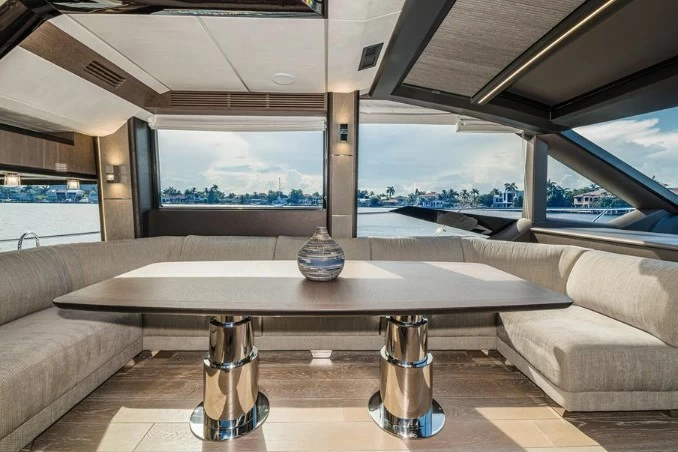 22米波兰游艇卡帝尔(Galeon)680飞桥游艇主沙龙