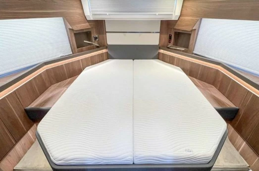 13米西莱(Sealine)C430二手运动游艇主卧