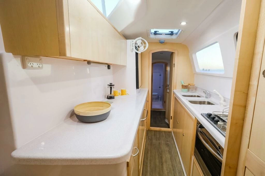 12米的SeaWind 1260双体帆船厨房