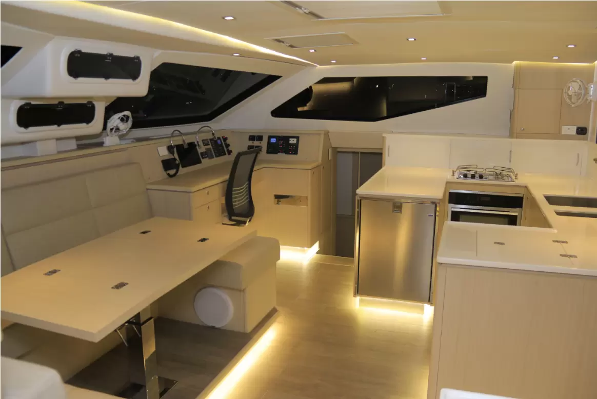 15米的Seawind 1600豪华双体帆开放式厨房及餐厅