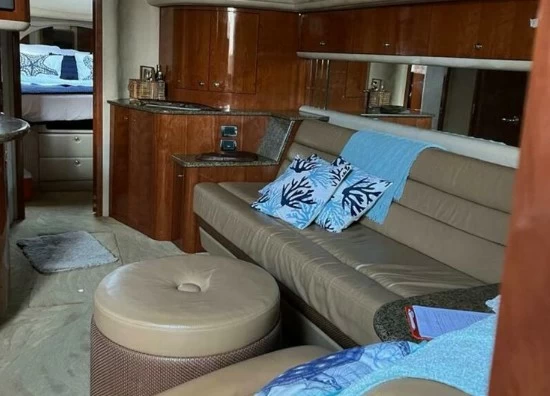 18米希瑞(SeaRay)580二手运动游艇沙龙区