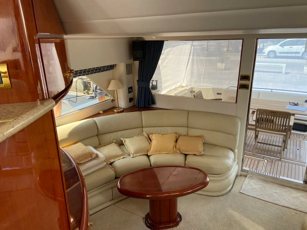 20米菲尔兰(Fairline)Squadron65飞桥游艇休闲区