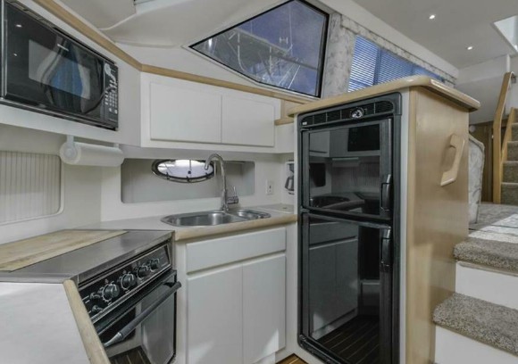 18米卡福（Carver）404AftCabin二手游艇开放式厨房