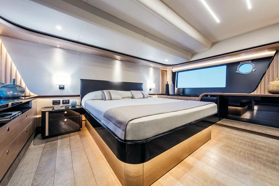 17米的雅舶仕(Absolute)Navetta58豪华游艇主卧