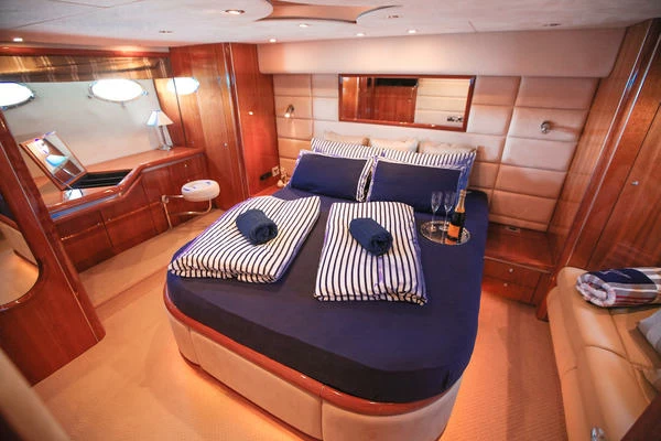21米圣汐(Sunseeker)Predator68运动游艇主卧