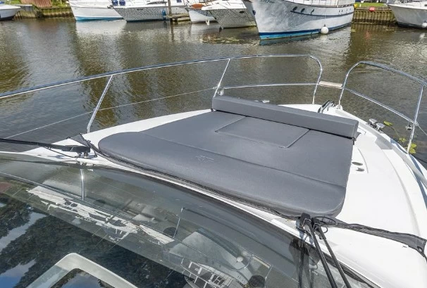10米的西莱(Sealine)C335二手游艇价格40万英镑