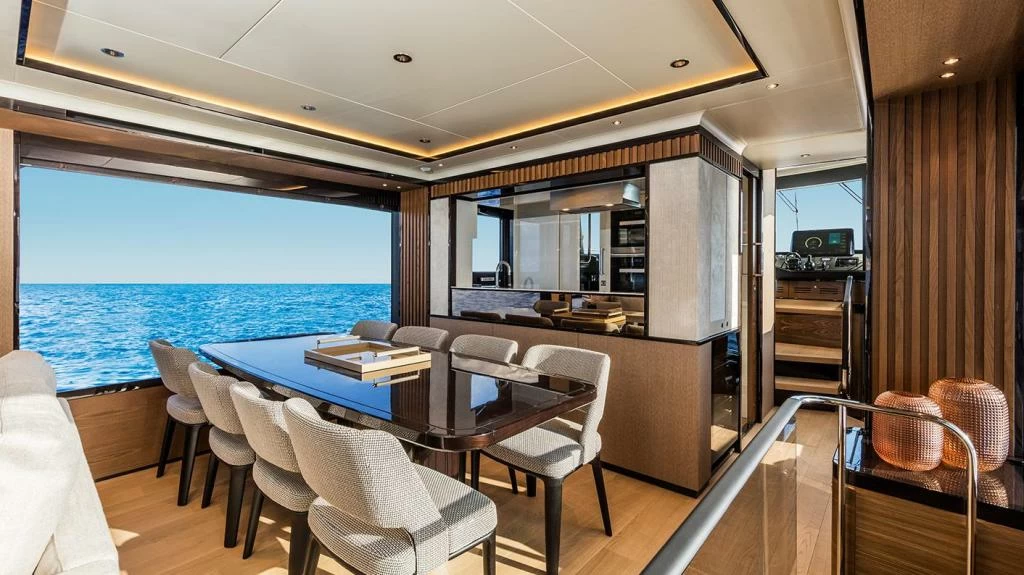22米的雅舶仕(Absolute)Navetta75游艇餐厅