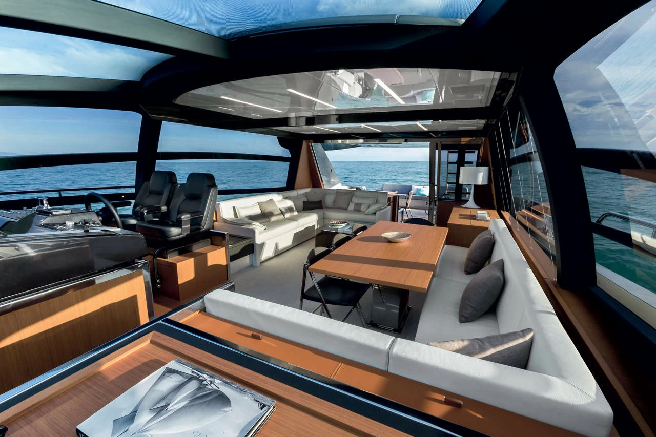 23米的丽娃(Riva)76运动游艇价格4000万元左右