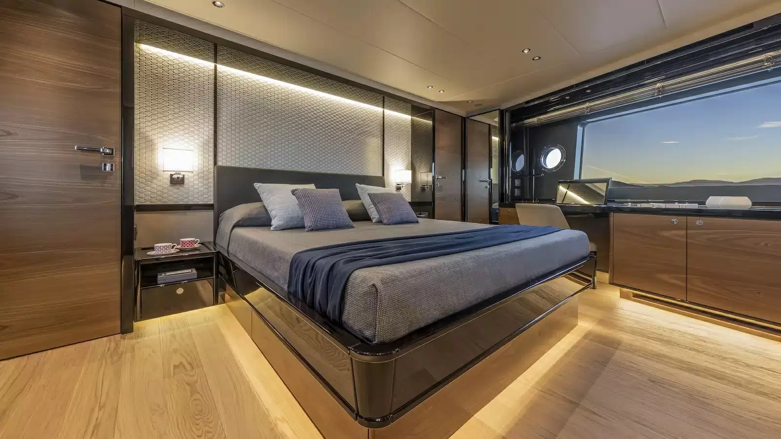 22米的雅舶仕(Absolute)Navetta75游艇主卧
