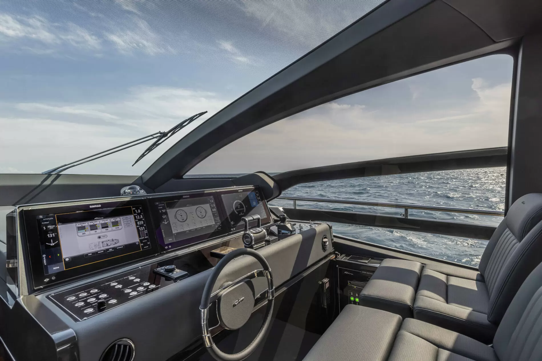 23米的丽娃(Riva)76运动游艇价格4000万元左右中控台