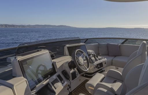 22米的雅舶仕(Absolute)Navetta75飞桥游艇价格2900万元