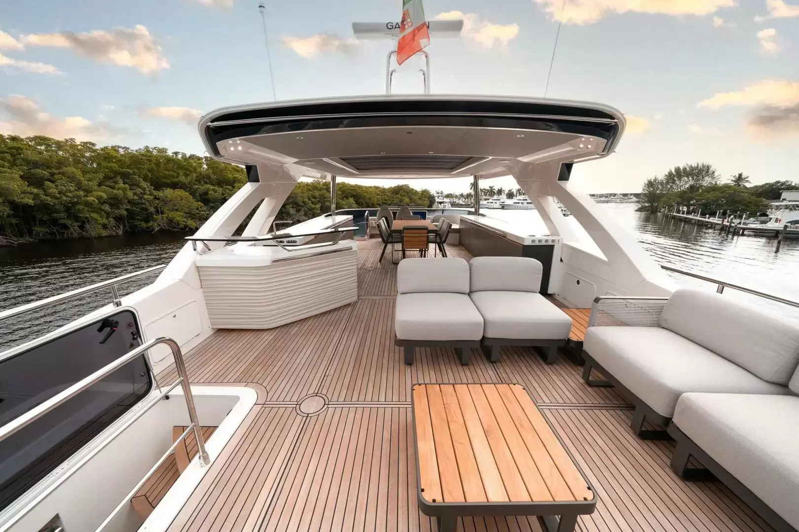 22米的雅舶仕(Absolute)Navetta75游艇飞桥区