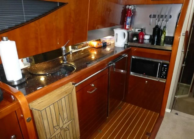 14米菲尔兰(Fairline)Phantom46二手游艇厨房