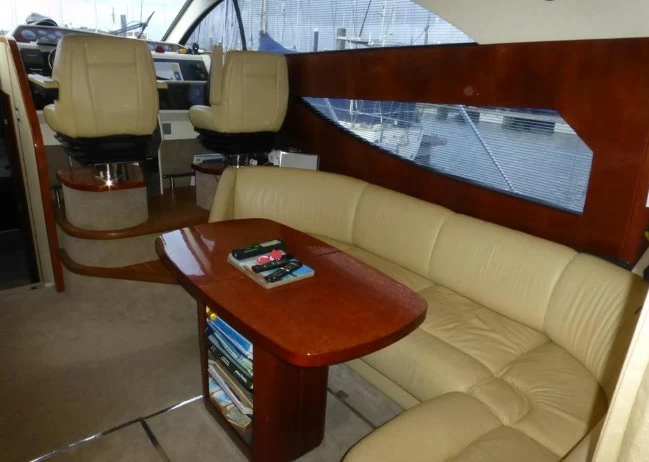 14米菲尔兰(Fairline)Phantom46二手游艇价格23万英镑沙发