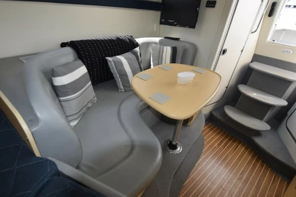 9米贝琳娜(Bayliner)315二手运动游艇沙发