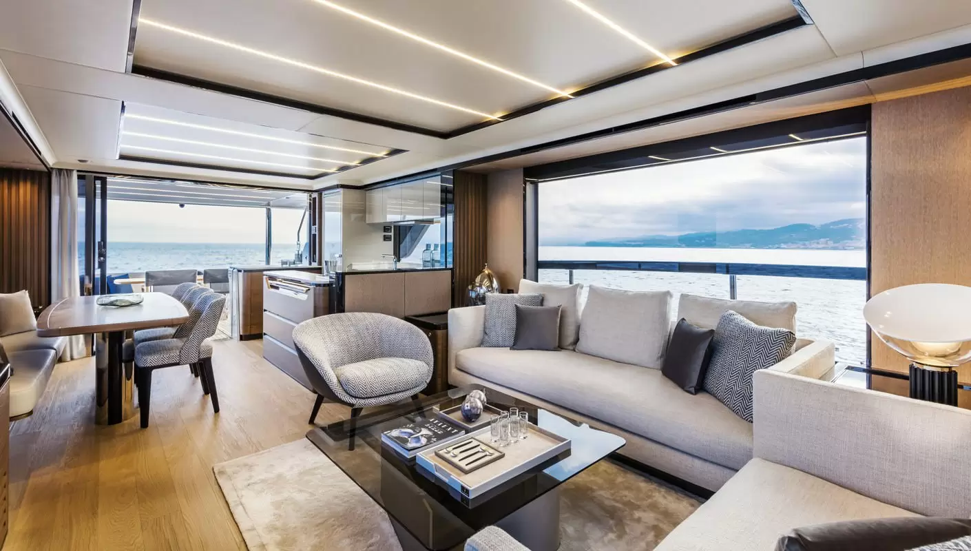 雅舶仕(Absolute)Navetta68飞桥游艇主沙龙