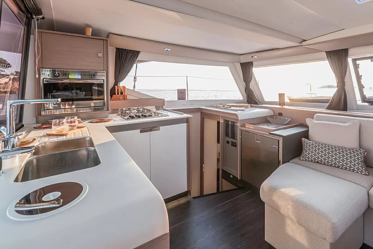 12米的枫丹白露(Fountaine Pajot)Isla40双体帆船开放式厨房