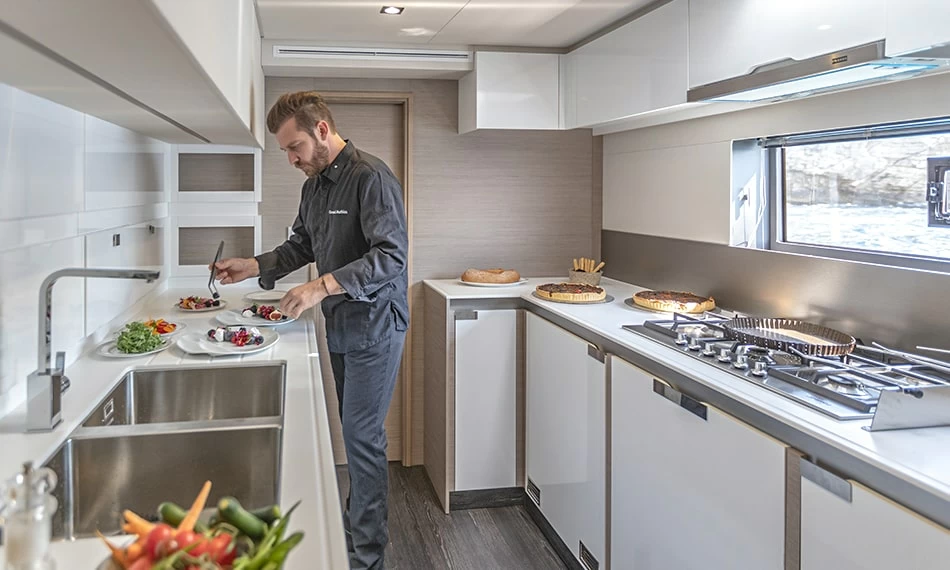 18米的枫丹白露(Fountaine Pajot)Samana59双体帆船厨房