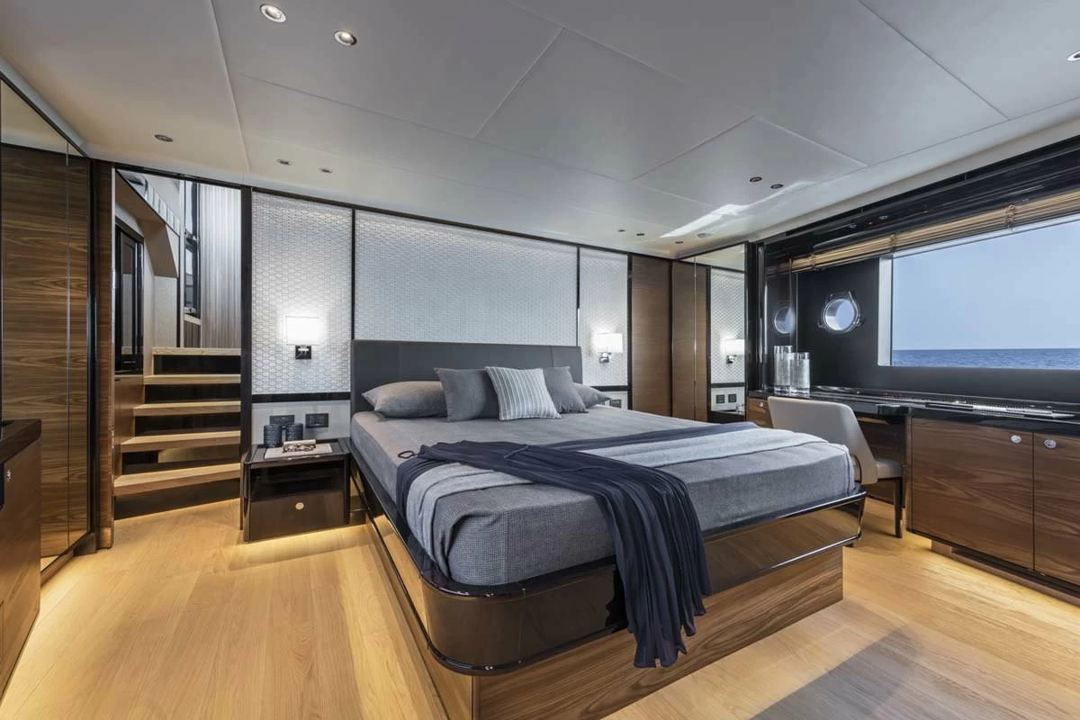 雅舶仕(Absolute)Navetta68飞桥游艇主卧