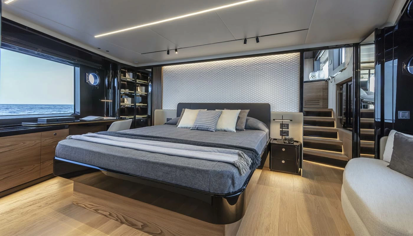 19米雅舶仕(Absolute)Navetta64游艇主人舱