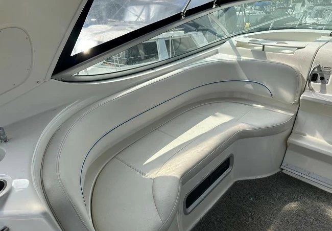 9米贝琳娜(Bayliner)300Cruiser游艇沙发
