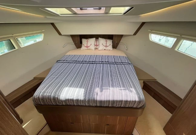 10米西莱（Sealine）C330游艇厨房主卧