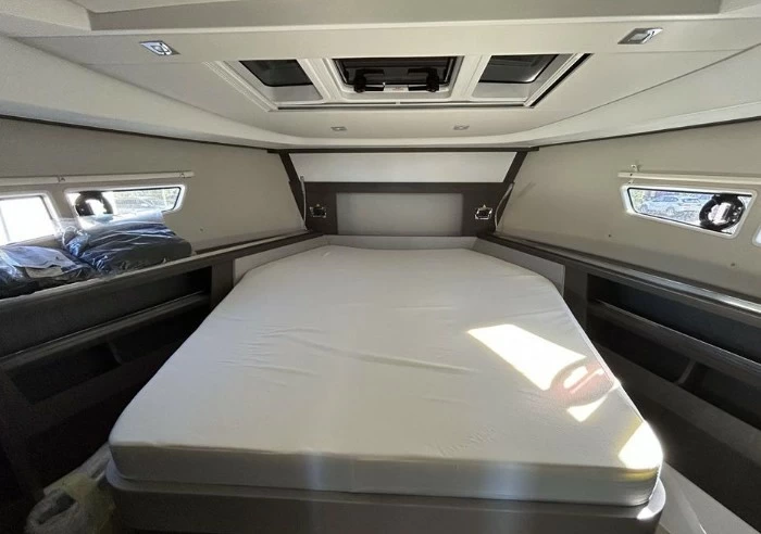 10米西莱(Sealine)S335二手游艇客舱