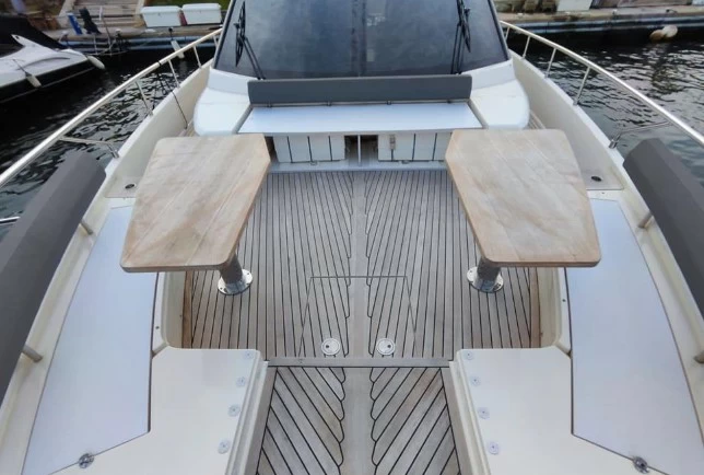 20米的法拉帝(Ferretti)670二手游艇价格240万欧元
