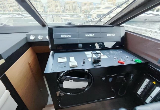 20米的法拉帝(Ferretti)670二手游艇中控
