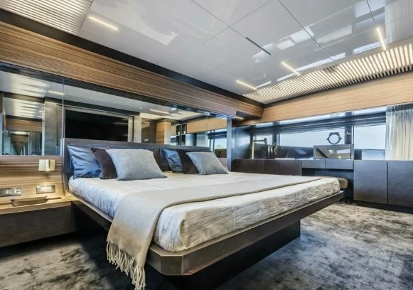 28米的法拉帝（Ferretti）920二手飞桥游艇主卧