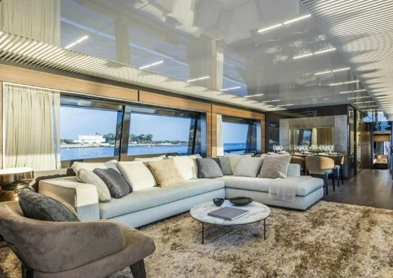 28米的法拉帝（Ferretti）920二手飞桥游艇沙龙