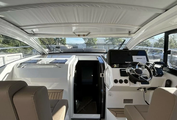 10米西莱(Sealine)S335二手游艇价格26万英镑