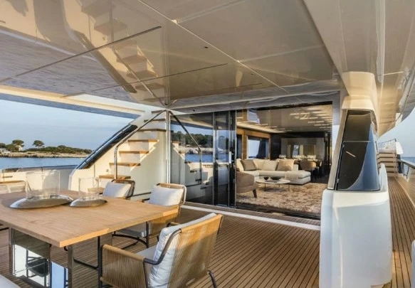 28米的法拉帝（Ferretti）920二手飞桥游艇价格539万元