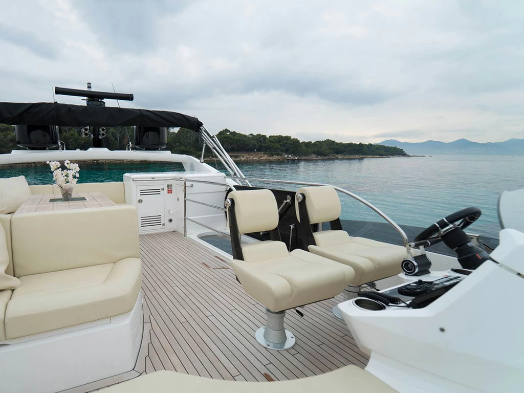 21米圣汐(Sunseeker)68豪华运动游艇中控