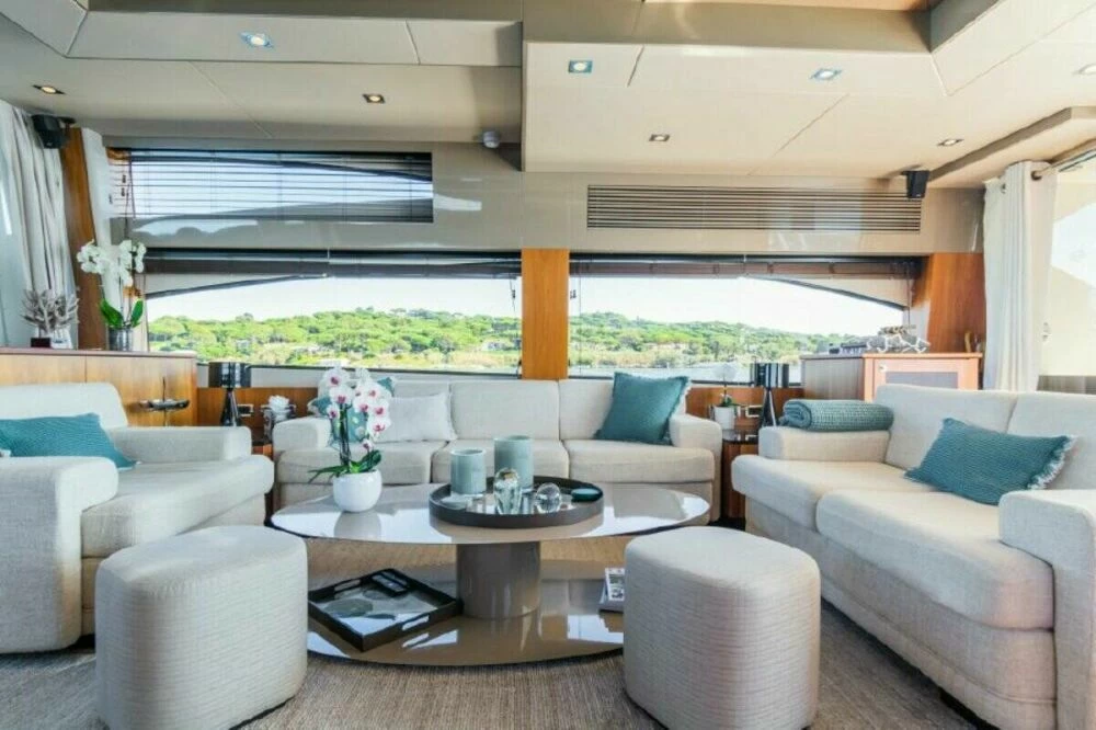 26米的圣汐(Sunseeker)Predator84飞桥游艇沙龙