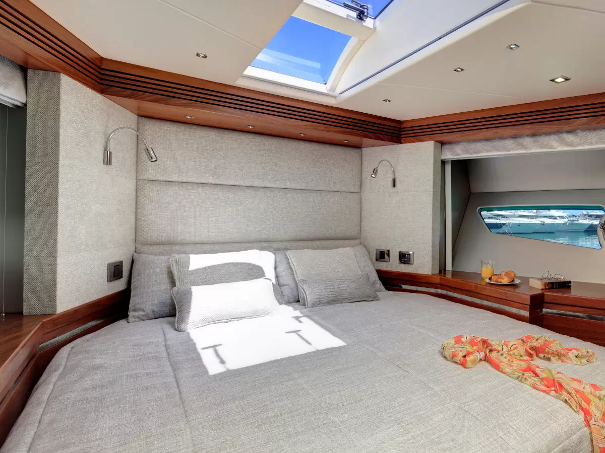 21米圣汐(Sunseeker)68豪华运动游艇主卧